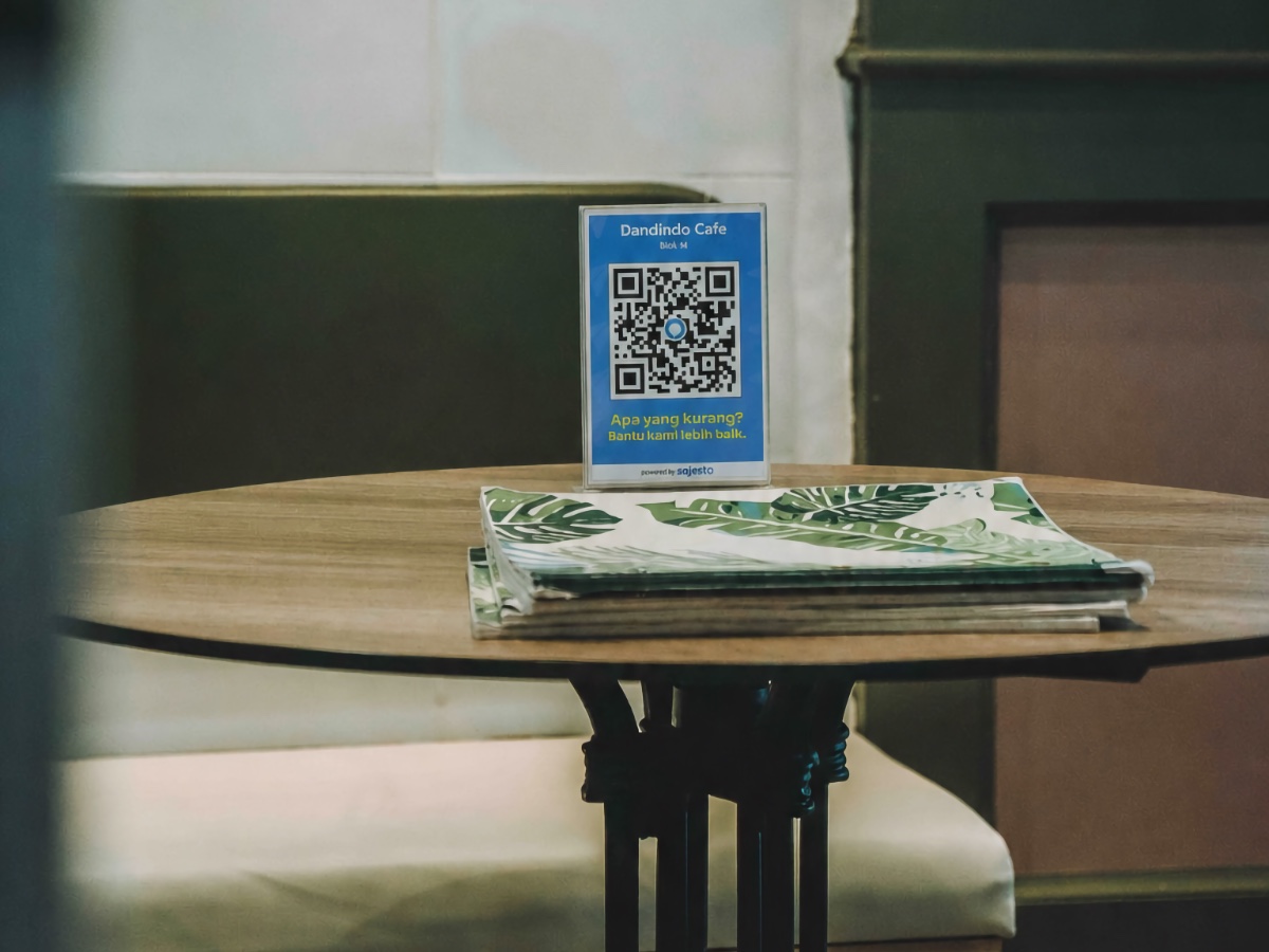 QR code Sajesto di meja kafe untuk menangkap feedback pelanggan
