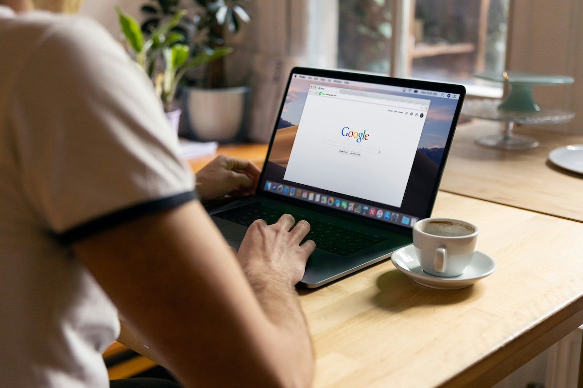 Pemilik usaha memeriksa review Google lewat laptop